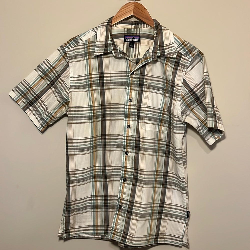 Patagonia Men’s Puckerware Short Sleeve Button Down Shirt, Birch White, Size Med